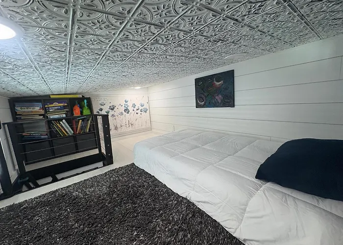 Tiny Hamptons, No Pet Fees, Main Floor Bed!
